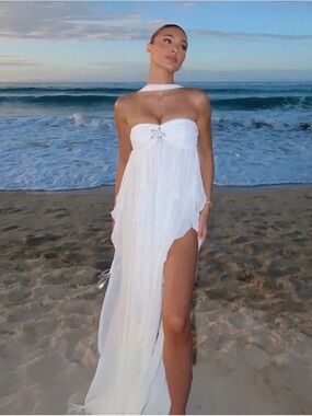 Nana Jacqueline White Ruffled Chiffon - Mariah Dress Size Medium